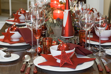 Weihnachtlich gedeckter Tisch