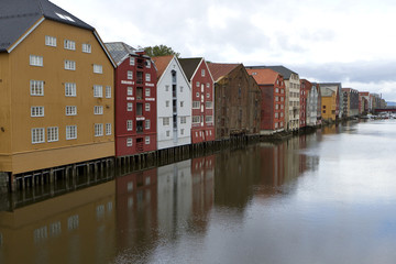 Fototapeta na wymiar Historische Speicherhäuser in Trondheim