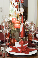 Weihnachtlich gedeckter Tisch