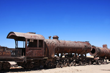 Fototapeta na wymiar locomotiva abbandonata vicino a uyuni in bolivia
