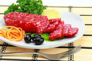 Колбаса солями на тарелке