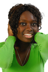 sourire et mains dans les cheveux