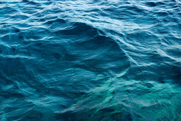 Obraz premium Pomarszczona niebieska powierzchnia wody
