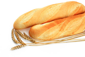 Хлеб пшеничный на белом фоне
