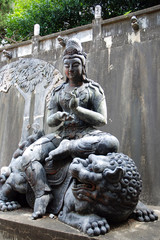 Buddhaskulptur auf Tier sitzend