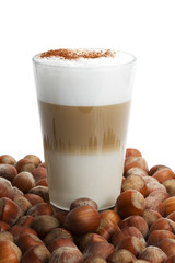 latte macchiato zwischen vielen haselnüssen
