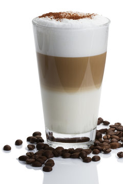 Plakaty latte macchiato z proszkiem czekoladowym i ziarnami kawy