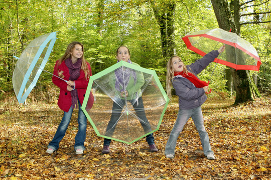 Automne, trois enfants avec parapluies