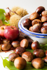 Edelkastanien und Äpfel