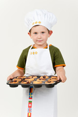 kleiner Bäcker mit Muffins