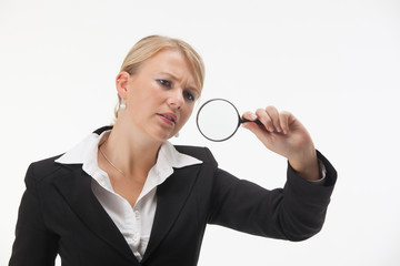 Businessfrau mit Lupe auf der Suche