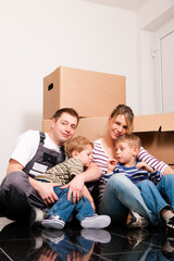 Familie zieht um in ihr neues Haus