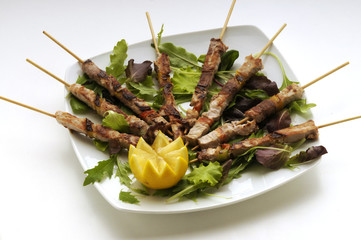 Arrosticini su verdure