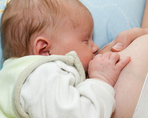 trinkendes Baby