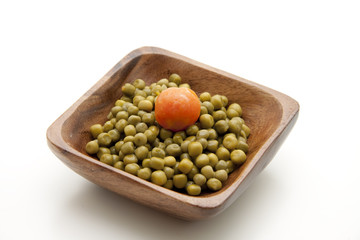 Erbsen in Holzschüssel