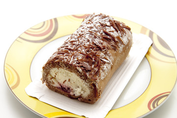 Kuchenrolle mit Sahne gefüllt