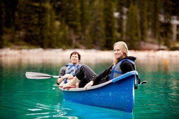 Fototapeta na wymiar Para relaks w canoe