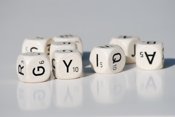 jeu de dés blancs avec des lettres sur fond blanc