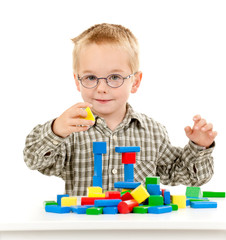 Junge spielt mit Bauklötzen