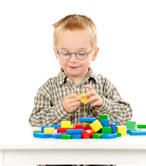 Junge spielt mit Bauklötzen