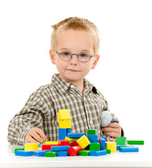 Junge spielt mit Bauklötzen