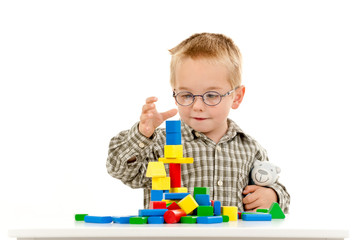 Junge spielt mit Bauklötzen