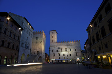 Fototapeta na wymiar Piazza di Todi po zachodzie słońca, Umbria