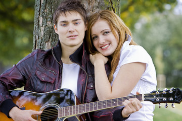 junges Paar mit Gitarre