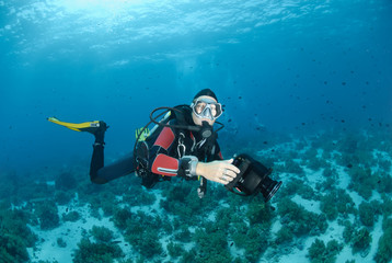 Obraz na płótnie Canvas Kobieta nurek i podwodny sprzęt video.