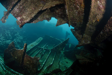 Shipwreck in shallow water - obrazy, fototapety, plakaty