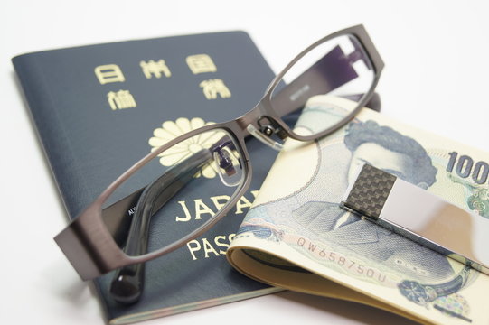 パスポートとお金とメガネ