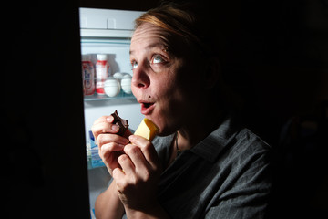 Frau heimlich am Kühlschrank