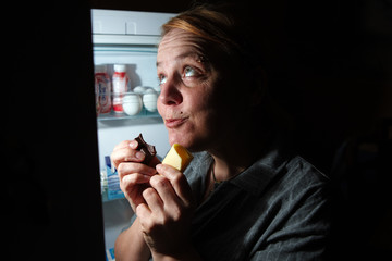 Frau heimlich am Kühlschrank