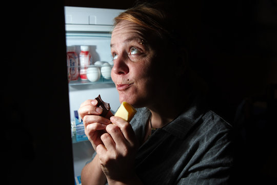 Frau heimlich am K&uuml;hlschrank