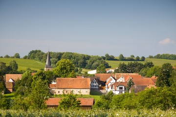 Fototapeta na wymiar Dorf im Frühling