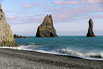 Faraglioni sulla spiaggia delle canne di organo in Islanda