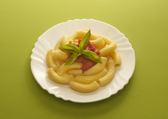 piatto di maccheroni con sugo di pomodoro e basilico