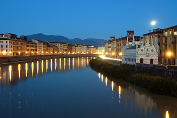 Fototapeta na wymiar Noc w Pisa, Lungarni Zobacz