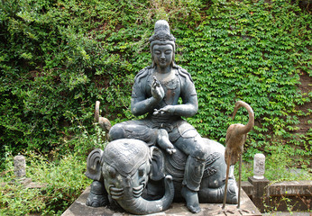Fototapeta na wymiar Grupa Buddhist figur na słonia w ogrodzie świątyni