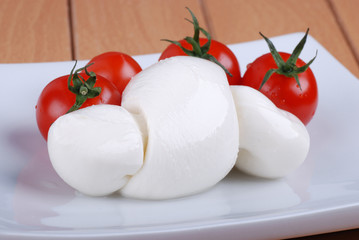 mozzarella e pomodorini quattro