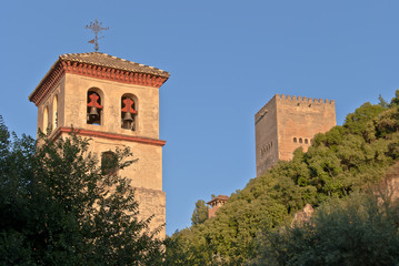 Fototapeta premium Iglesia de San Pedro y San Pablo y Torre de Comares