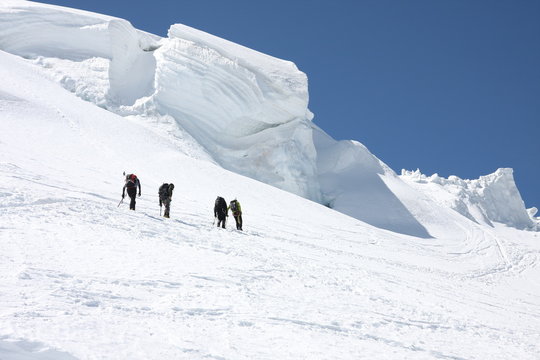 Alpinistes au milieu des séracs