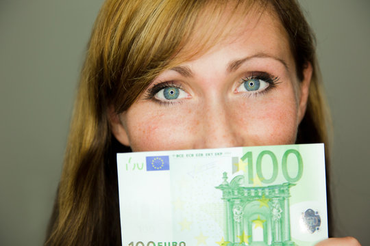 frau mit 100 Euro Geldschein