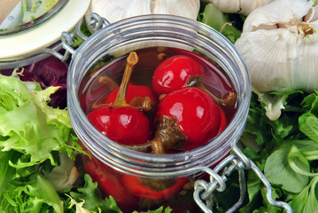 Kirschpaprika in Essig eingelegt