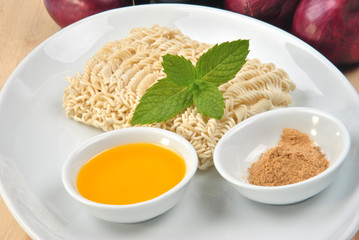 asiatische Nudeln mit Aromapulver und Öl