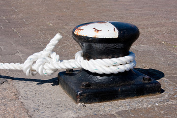 Quayside Bollard Black and White with Brilliant White Knotted Ro - obrazy, fototapety, plakaty