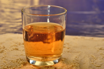 Erfrischungsgetränk am Sandstrand