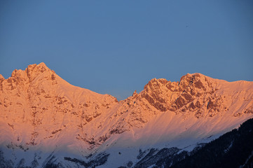 Schneebedeckte Berge im Morgenrot