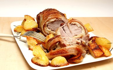 filetto di suino arrosto  con pancetta e patate