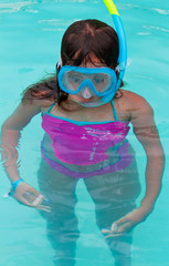 Child using a diving mask and a snorkel